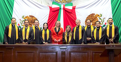 A marcar la diferencia para generar la ventaja competitiva insta rectora a egresados y egresadas de Maestría en Derecho
