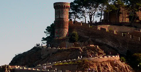 Mexicana muere tras caer por acantilado en castillo de Cataluña