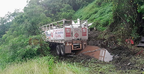 Camión cargado con tanques de gas se va a un desnivel en la Autopista Siglo XXI