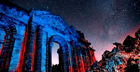 Mágicas postales nocturnas en las ruinas de San Juan Parangaricutiro
