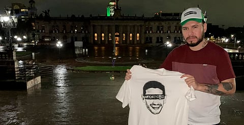 Convocan a una bienvenida masiva para Adrián Marcelo y solo van dos personas