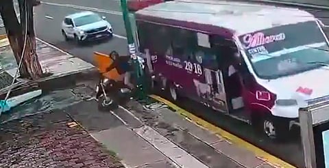 Tras discusión, microbusero embiste a motociclista en Morelia