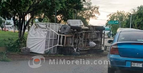 Vuelca camioneta cerca de la Central de Abastos de Morelia
