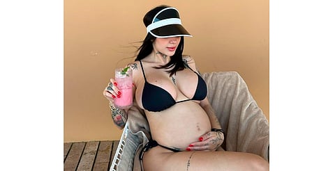 Karely Ruiz posa embarazada y da pista del que sería el papá de su bebé