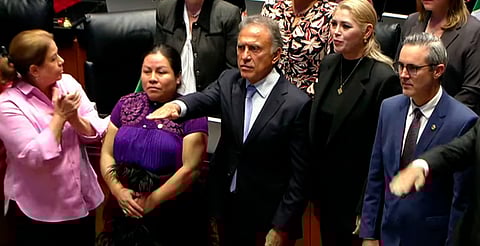 Al unísono de "Traidor", Yunes Linares rinde protesta en el Senado