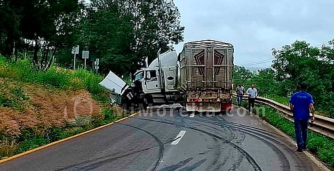 Accidente de camión en la Morelia-Pátzcuaro provoca caos