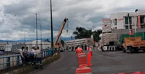 Remolque con cilindros queda a punto de volcar en libramiento de Morelia