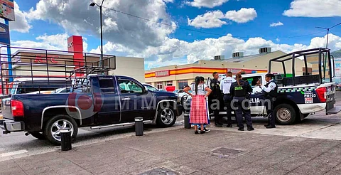 Mujer es impactada por espejo retrovisor de camioneta, en Morelia