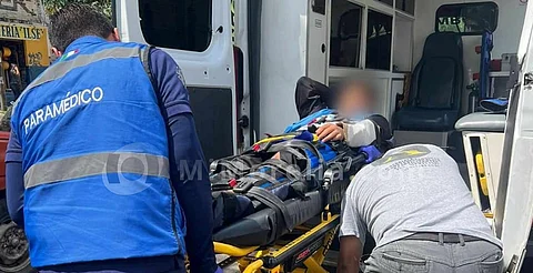 Morelia: adolescente derrapa en su moto y resulta herido; no traía protección