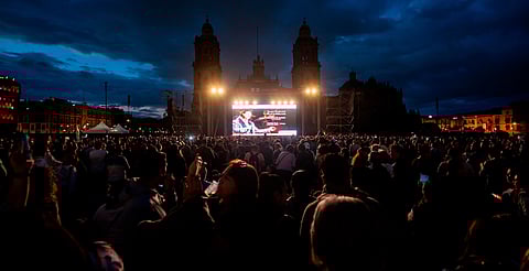 Más de 70 mil personas reviven concierto de Juan Gabriel en el zócalo de CDMX
