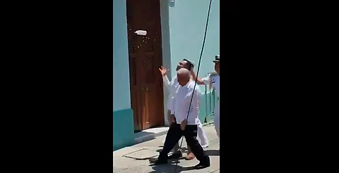 Trabajadores de PJ lanzan botella a AMLO durante gira en Veracruz