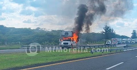 Reportan quema de vehículos en Erongarícuaro y en autopista de Occidente