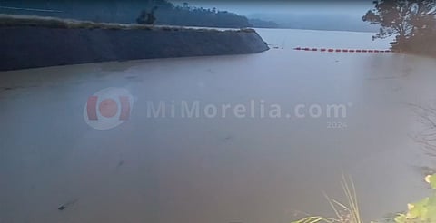 Desfogue controlado de 10 mil litros por segundo en Presa Cointzio; monitorean zonas de riesgo