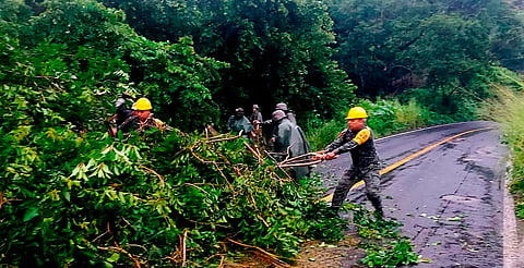 John deja inundaciones, caída de enramadas y rocas en su paso por Michoacán