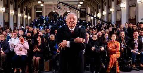 "Me voy orgulloso", AMLO brindó su última mañanera y rifó su reloj