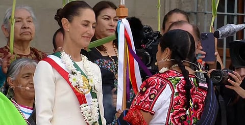 Entregan a Claudia Sheinbaum, presidenta de México, bastón de mando