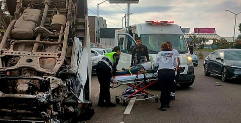 Camioneta vuelca y cae sobre un taxi en el Libramiento de Morelia
