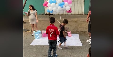 Inquieto niño echa a perder revelación del sexo