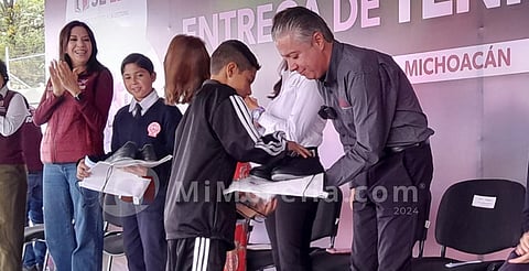 Entrega SEE tenis y libros a secundarias en Trincheras