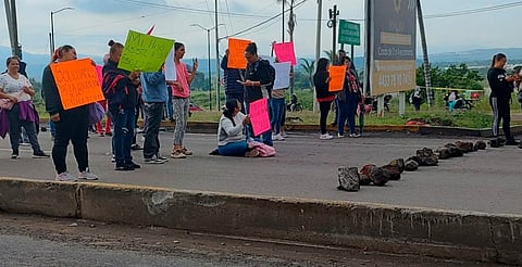 Padres de familia bloquean acceso en Villas de Pedregal; exigen maestros y mejores condiciones para secundaria