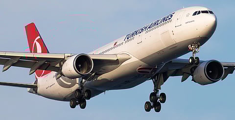 Muere piloto en pleno vuelo y aterrizan de emergencia en Nueva York