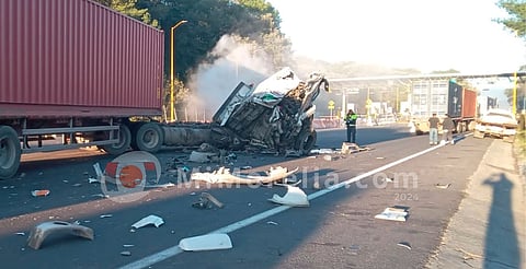 Reportan aparatoso choque en la Pátzcuaro - Uruapan; tracto camión quedó destrozado