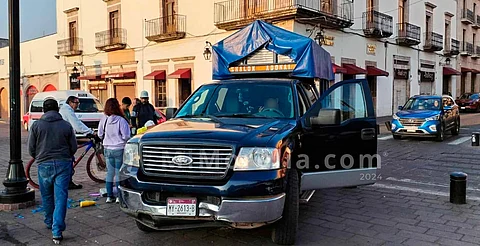 Joven, aparentemente ebrio, "dormita" y embiste triciclo tamalero en el Centro de Morelia