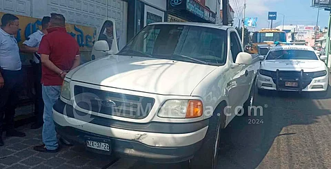 Sujeto choca su camioneta y policías le hallan dos armas de fuego, en Morelia