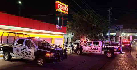 Hombre queda herido por roce de bala en intento de asalto afuera de Oxxo, en Morelia