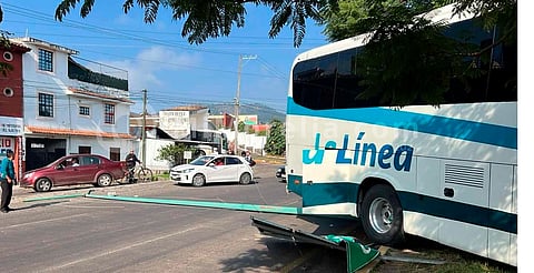 Autobús de pasajeros choca contra poste metálico y lo derriba, en Pátzcuaro