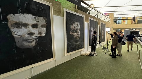 Subastan hasta en 180 mil dólares obra pintada por robot Ai-Da