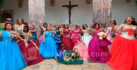 Mujeres con discapacidad cumplen su sueño de festejar sus XV años