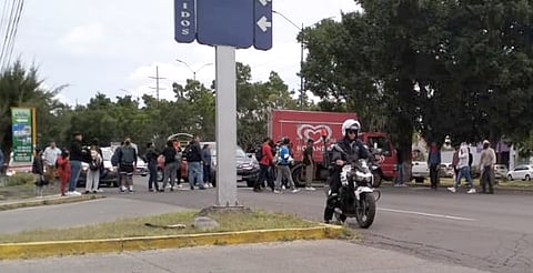 Presuntos normalistas retienen vehículos en Morelia, reportan