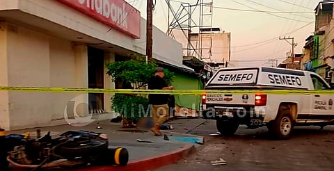 Vehículo embiste a dos hombres tras fiestas octubrinas de Apatzingán; uno murió