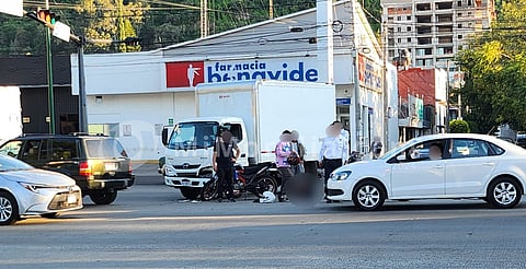 Chocan frente a farmacia y médico sale a brindar ayuda