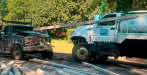 Se registra choque entre camioneta y camión pipa en la Tenencia Morelos