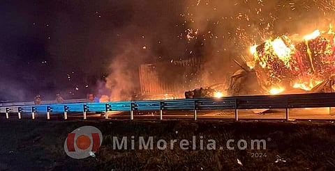 Por accidente se incendian dos tráileres cerca de la caseta de Zinapécuaro