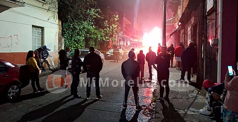 Se registra voraz incendio en el Mercado Tariácuri en Uruapan