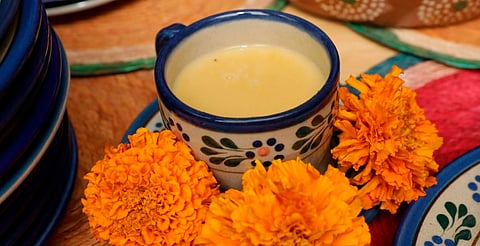 Atole de cempasúchil, tradición de muertos que disfrutan los vivos en Michoacán