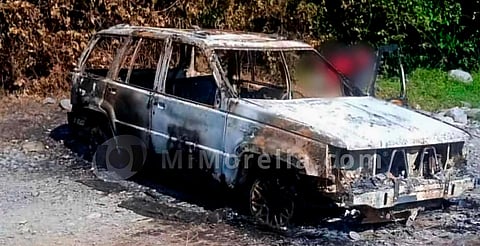 Hallan cadáver en camioneta calcinada, en Michoacán