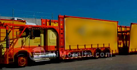 Delincuentes roban 9 vehículos nuevos de camión nodriza en autopista de Pátzcuaro