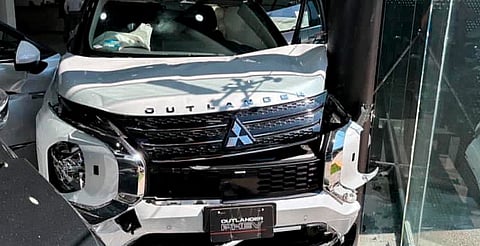 Mujer choca camioneta al interior de una agencia de autos; hay 4 personas lesionadas