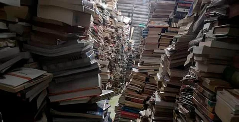 Ofrece libros a cambio de ayuda para desalojar su local, en Morelia