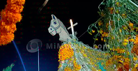 Conoce el significado del caballito de madera de Cuanajo en Día de Muertos