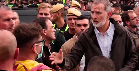 Afectados por inundaciones en Valencia insultan y lanzan lodo al rey Felipe VI