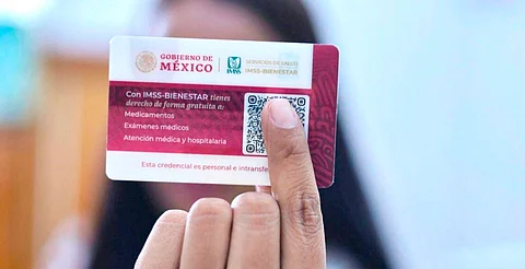 Con esta credencial, la población sin seguridad social podrá solicitar servicios médicos gratuitos en los 364 centros de salud que hay en Michoacán