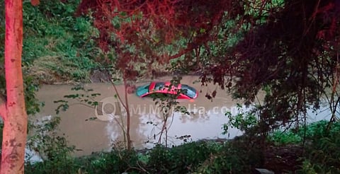 Mujer pierde el control de su auto y se va al Río Grande de Morelia