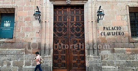 Concluye restauración de la puerta del Palacio Clavijero en Morelia tras meses de trabajo