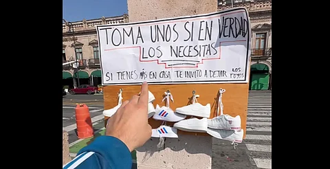 Sale video de tenis regalados en Morelia; dicen que en vez de ayudar humillan