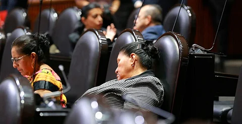 ¿Una pestañita? Diputada se queda dormida en plena sesión